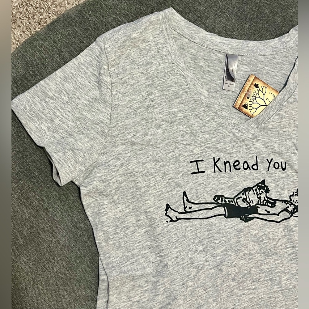 I Knead You Funny Cat Pun Womens Graphic Tee NWT *Runs Small* T-Shirt Gray - Picture 4 of 7